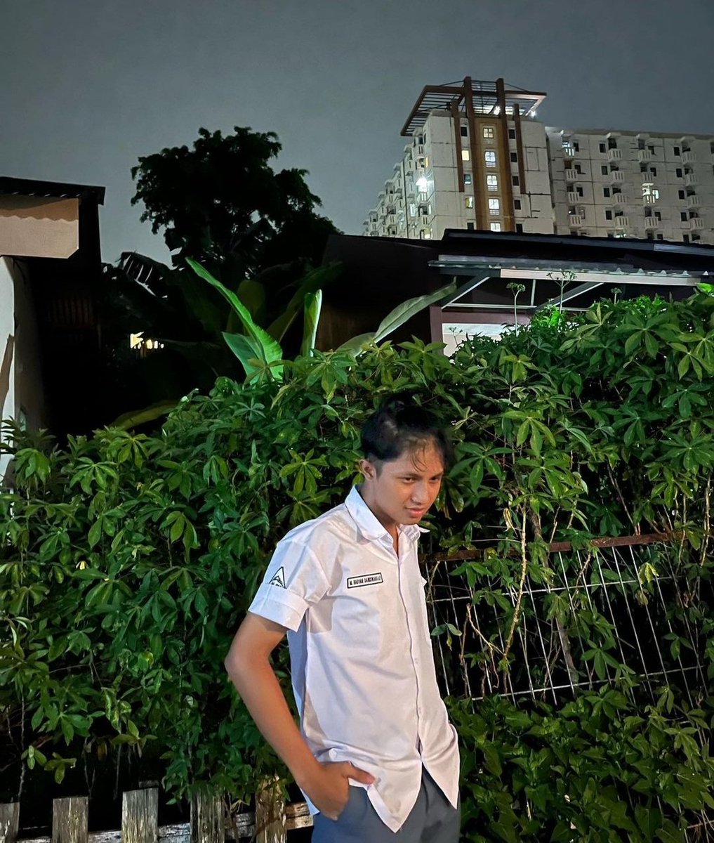 Bagaimana menurutmu temenku...... udeh sma ...lama juga di twiter ternyata 🤣🤣🤣🤣