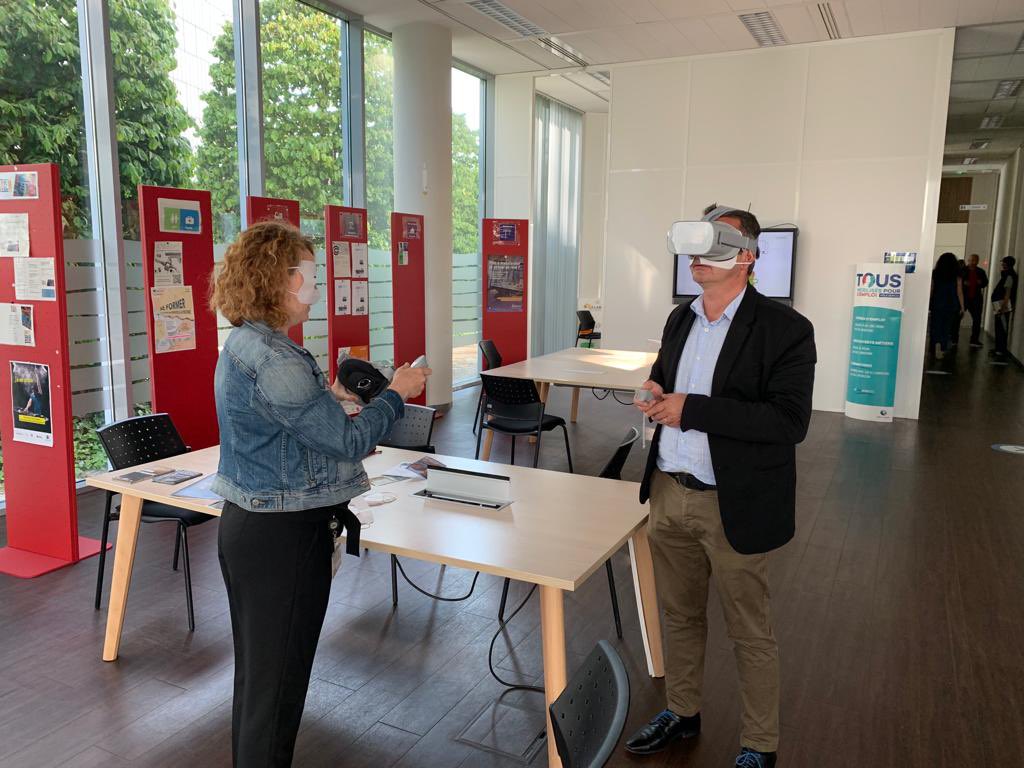 Immersion au pôle emploi de #LaMadeleine grâce aux casques de réalité virtuelle : Industrie, grande distribution, construction … 14 métiers et secteurs porteurs d’emploi à découvrir ➕opportunités durant la semaine alternance.
#AlternanceGOHDF
