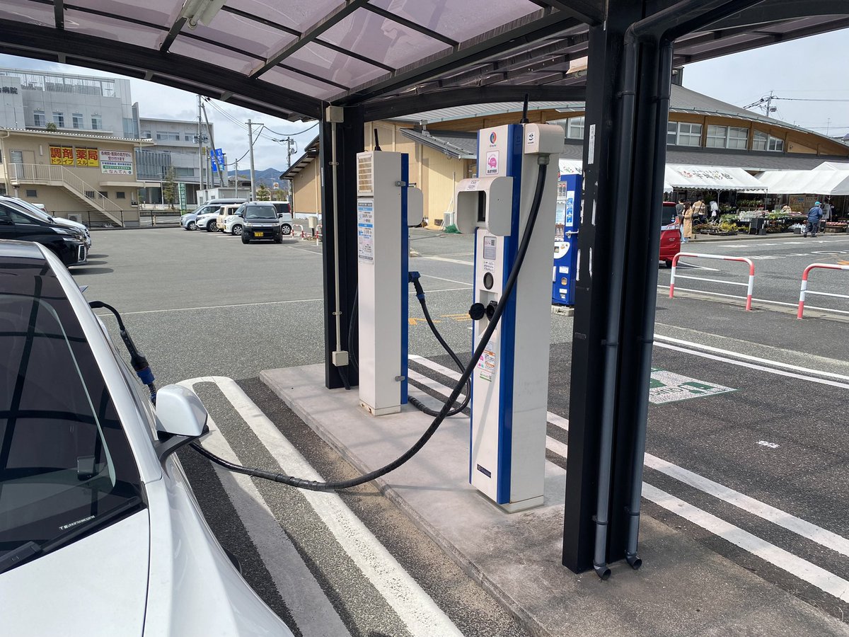 Tesla_Uncle's tweet photo. 面白い充電器発見😂自販機で購入する要領で充電が出来る🤭斬新😁
＃テスラ
＃モデル3
＃急速充電
＃電気自動車
＃EV
＃ロングレンジ
＃tesla
＃自販機 https://t.co/V0AdG06QGG
