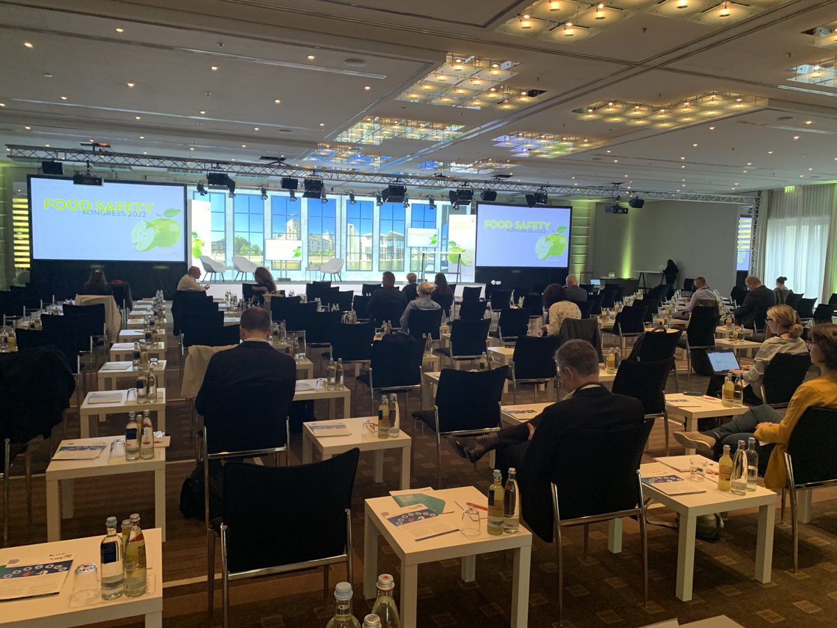 Hanno_Bender's tweet photo. Langsam füllen sich die Reihen. Ich freue mich, den 14. Food Safety Kongress moderieren zu dürfen. #FSK22 https://t.co/q2LRjOuREq