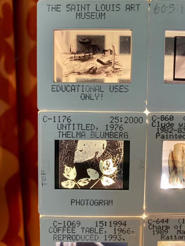 🎨♻ IDÉE - UPCYCLING ♻🎨
L'idée est géniale : faire une lampe de chevet 100% récup' à base... de vieilles diapositives !! 👌🥰💕 
(via princessartichoke)