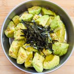 手軽に作れるおつまみレシピ。麺つゆでアボカド和え。
