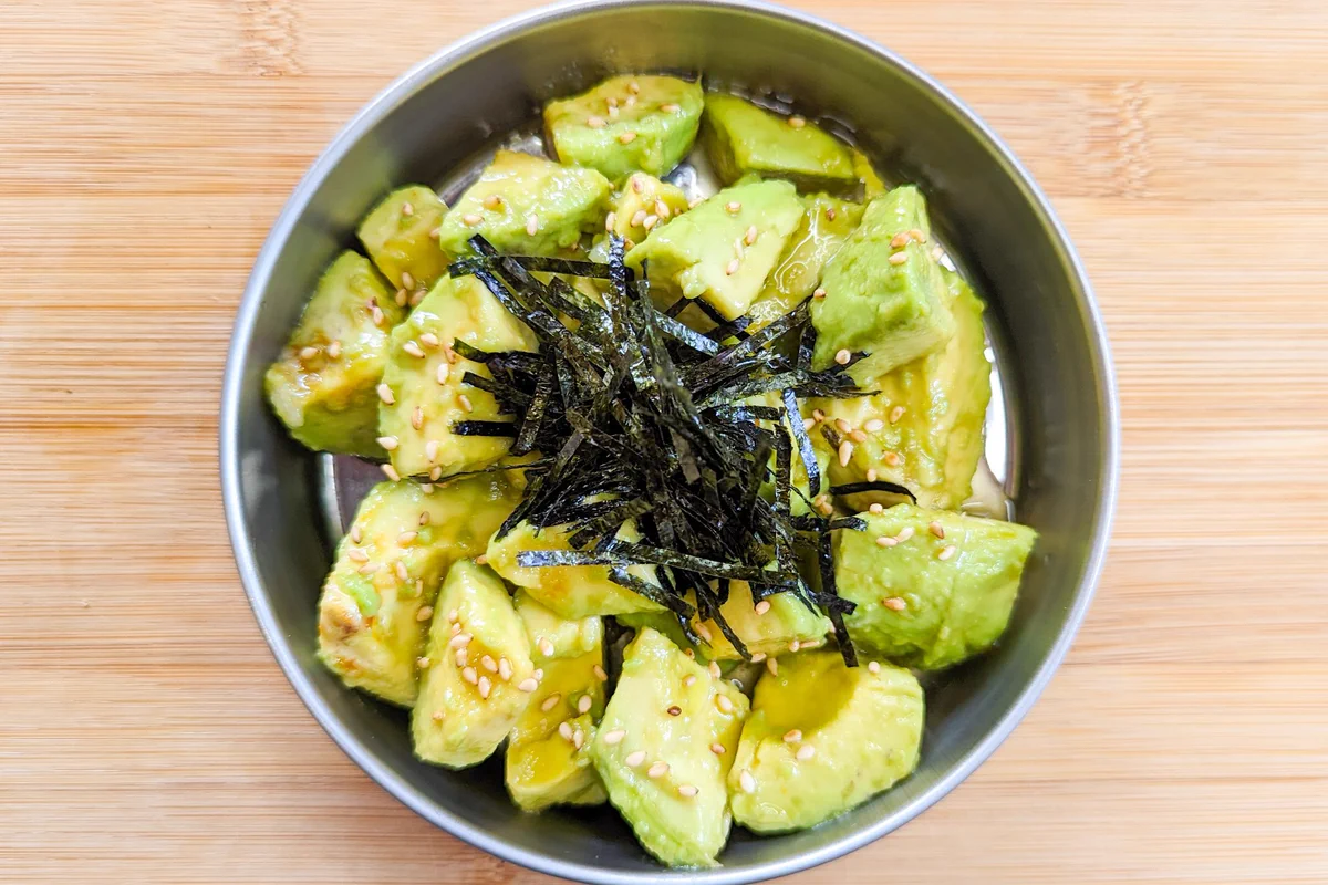 手軽に作れるおつまみレシピ。麺つゆでアボカド和え。