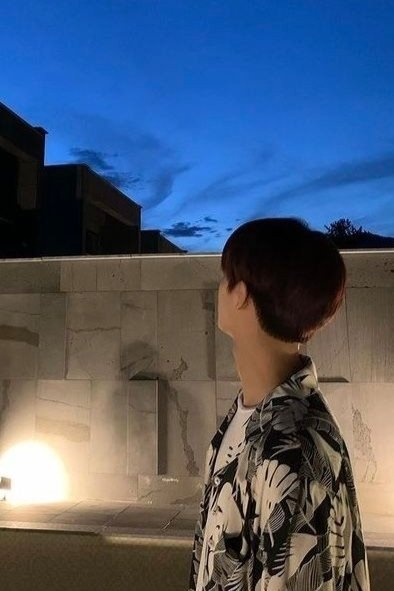 bvkalex's tweet photo. ! 𝐧𝐞𝐰 𝐩𝐨𝐬𝐭 !
    ↳ @/russiandreamboy

   _ " Presque une nuit d'automne -
        Le souvenir
                     De sa main froide. " https://t.co/Zv2r4p2hJN