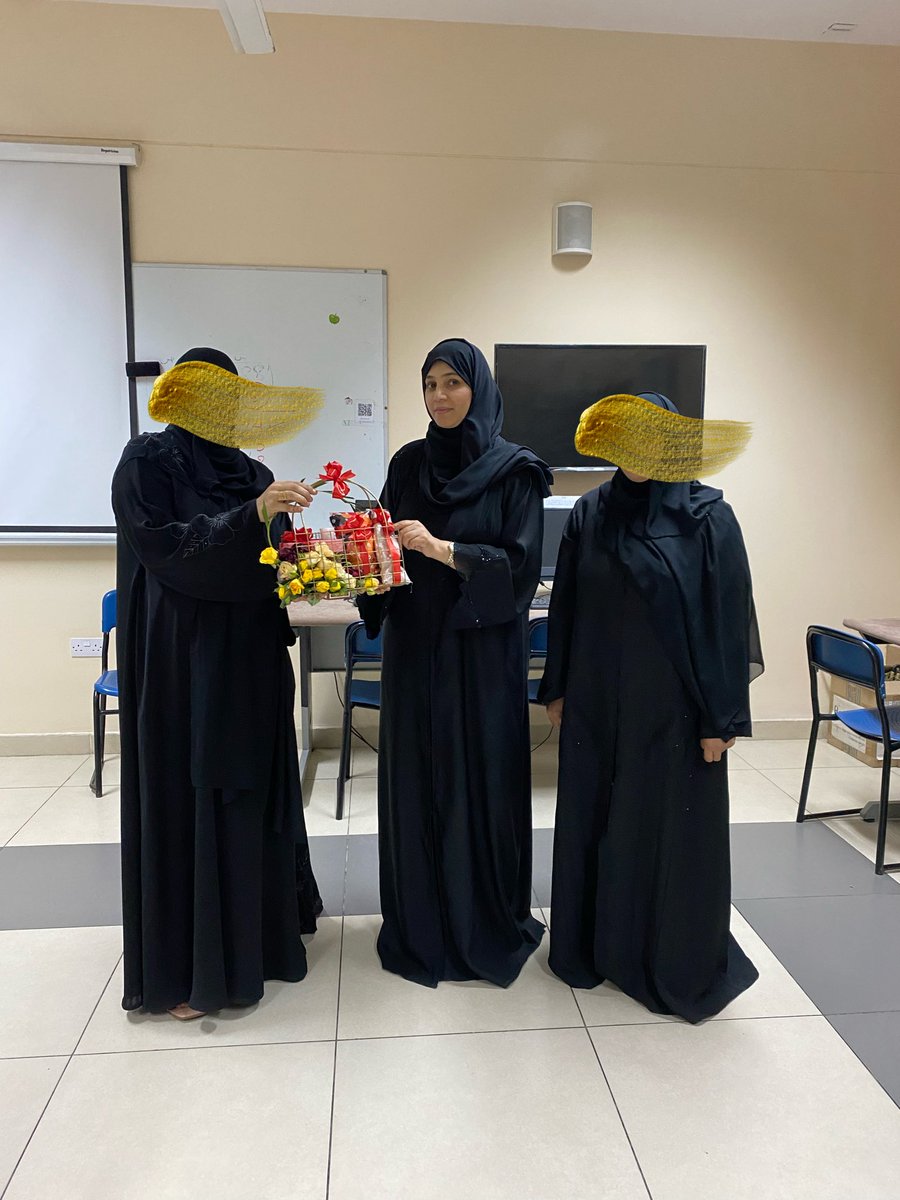 تحت رعاية مديرة المدرسة كرمت الاستاذة/أمل الوهيبية(منسقة شؤون مدرسية) الأستاذة/هدى البلوشية للإنظباط في الحضور والإنصراف المدرسي لشهر إبريل ✨
#فعاليات_تعليمية_شمال_الباطنة 
#مدارسنا_بأعيننا 
#مدارسنا_آمنة