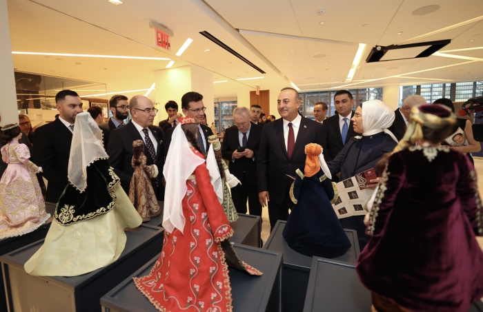 TC Dışişleri Bakanımız Sayın Mevlüt Çavuşoğlu, Türkevi'nde Türk-Amerikan toplumu üyeleriyle bir araya geldi
Sayın Bakanımız görüşmenin ardından Türkevi'nde sergilenen kadınların sosyal, kültürel ve sanatsal alanlarda üstlendikleri rolleri anlatan 'Hanım Sultanlar' sergisini gezdi