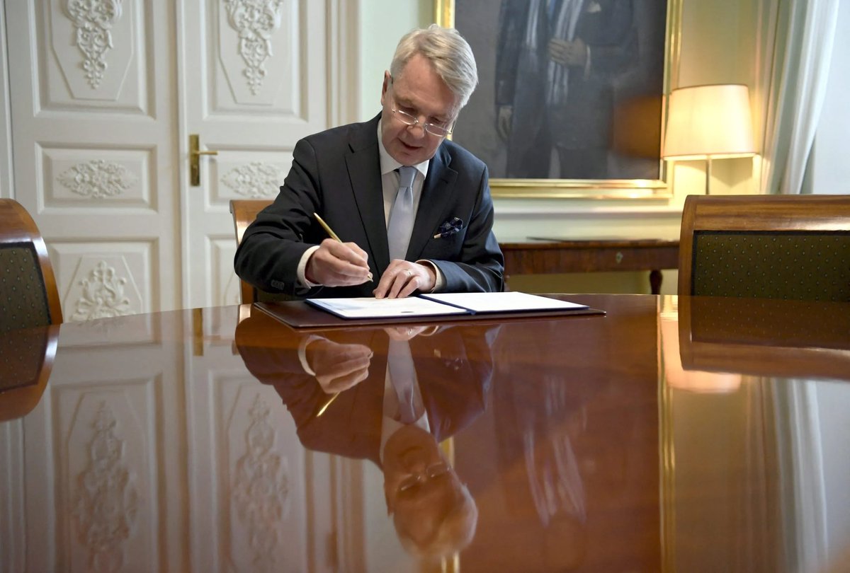 Sweden and Finland thumb their nose at Putin, both countries formally submit applications to join NATO. Here, Finnish Foreign Minister Pekka Haavisto signs a petition for NATO membership in Helsinki. https://t.co/F8V6NKB0XH