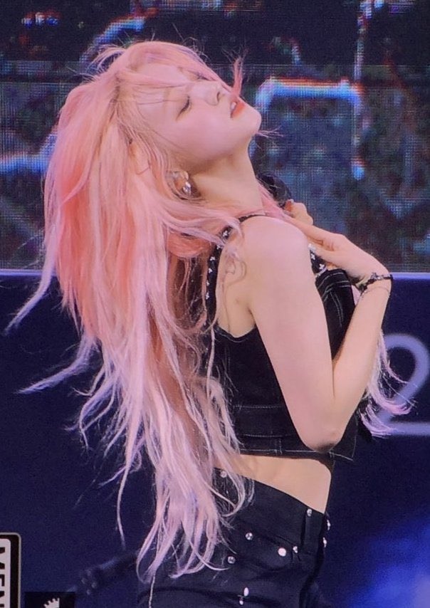 hourlyyuqi's tweet photo. LITERALLY THE HOTTEST IN THE WORLD. https://t.co/sbyyciM4uS