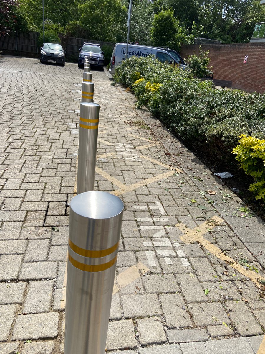 MeadowsRTA's tweet photo. @NHGhousing @talktoNHG Why have hashing and bollards? Seems a waste of money, but do you care if you are not paying? https://t.co/8MzCCHBV8T