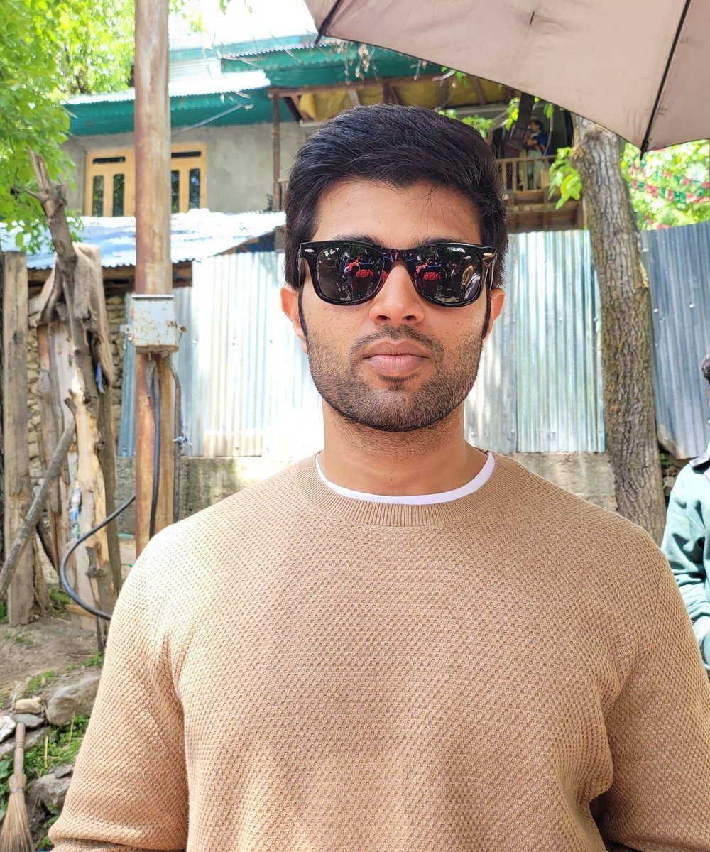 NeelamPrashan02's tweet photo. మనల్ని ఎవడ్రా ఆపేది🔥🔥🔥❤️
@TheDeverakonda #VijayDeverakonda #Liger #ligerhunt #jgm #Kushi 
@VjayDeverakonda @Rowdyfan_Dinesh @UserDiedMacha @Ikjerry_offl @Rowdy_Rio @Mr_ViolentBoy https://t.co/73u4yUcHBI