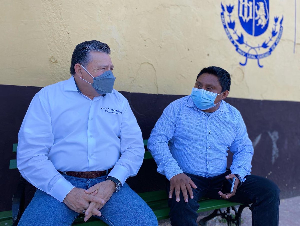 Rich_Asc's tweet photo. Platiqué con mi amigo el comisario #CanchebernabeChocorrol de lo que el Alcalde @RenanBarrera y el @AyuntaMerida quieren para apoyarlo y por lo logrado en #Chalmuch ; la remodelación de los baños de la cancha quedó muy bien. Felicidades amigo 🎉🎊🙏🍾💯👍🖖

#RegidorContigo🌱❤️ https://t.co/3ajNVV2lXl