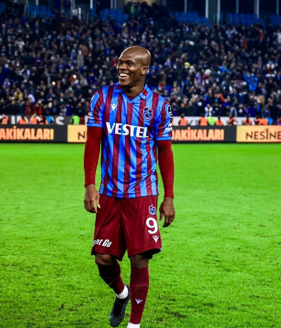🔴🔵Trabzonspor'un Nwakaeme teklifi
🍢Maaş: 1.5 Milyon Euro
🍢İmza Parası: 750 bin Euro
🟡🔵Fenerbahçe'nin Nwakaeme teklifi
🍢Maaş: 3 Milyon 250 bin Euro