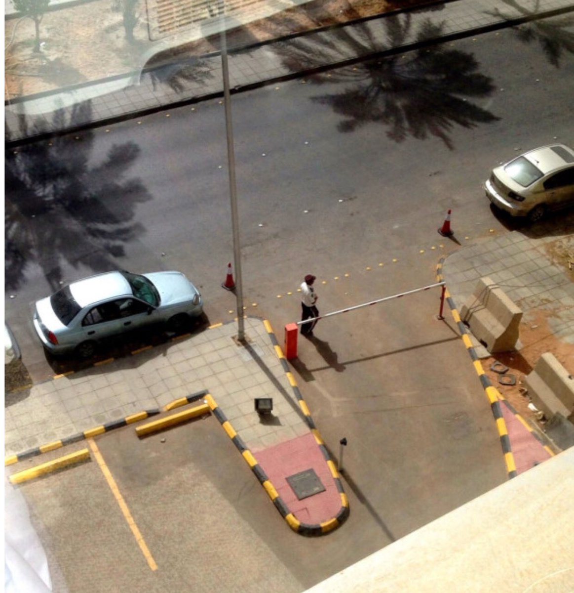 mshari54571's tweet photo. @AJELNEWS24 لا تنسونهم .. يقفون فالشمس وبدون كرسي 8 ساعات حتى في رمضان اتمنى يكون فيه تفاعل لحراس الأمن https://t.co/xsLsezxIPW