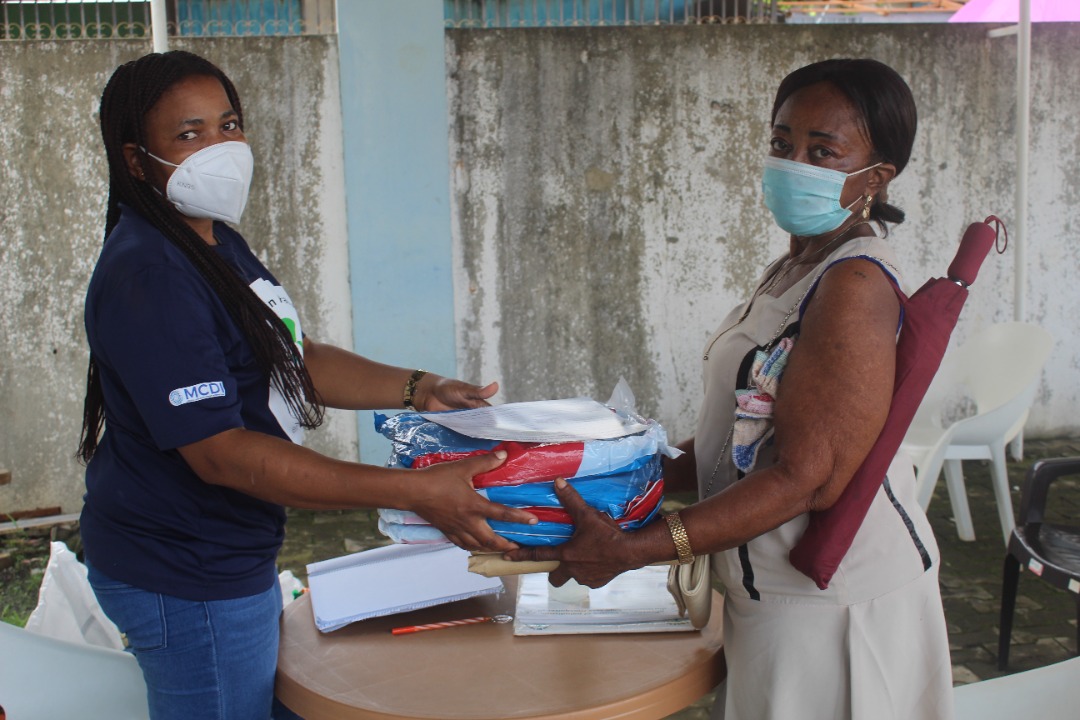 PEPIB aprovecha de dos puntos de recogida de telas mosquiteras, el Hospital Regional de Malabo y el Centro de Salud de Campo Yaunde, para educar a las recipientes sobre la prevencion del paludismo en general y especificamente la importancia de usar las telas mosquiteras.