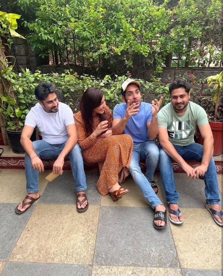 TrendsRaashii's tweet photo. . @RaashiiKhanna_ With Her Friends...! 

#RaashiiKhanna #RaashiKhanna https://t.co/WBSEPKIMh0