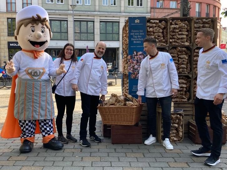 Baeckerhandwerk's tweet photo. Brot ist für alle da! Der Tag des Deutschen Brotes wird heute am Hackeschen Markt in Berlin gefeiert. Bäckman verteilt frisches Brot. Ein Hoch auf die Deutsche Brotkultur. #TagdesDeutschenBrotes #tddb #Brot https://t.co/kZCpFoMni5