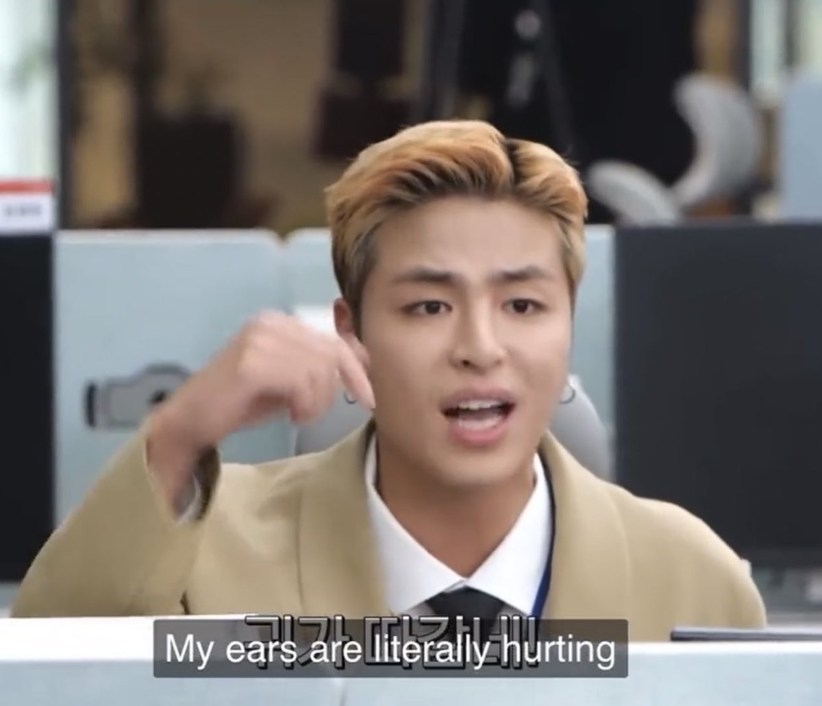 amewiththeT's tweet photo. Me when someone compares their faves’ vocals to Junhoe then I actually go and listen to it https://t.co/rZfV3hHmWf