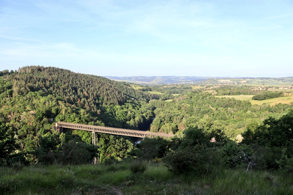claude_riboulet's tweet photo. 🌄🏞️🚞Inauguration du nouveau #belvédère de Saint-Bonnet-de-Rochefort &amp; lancement de la fête de la #nature. Très belle réalisation mettant en valeur le patrimoine naturel &amp; industriel de l'#Allier-#Bourbonnais https://t.co/ekSTK28jI0