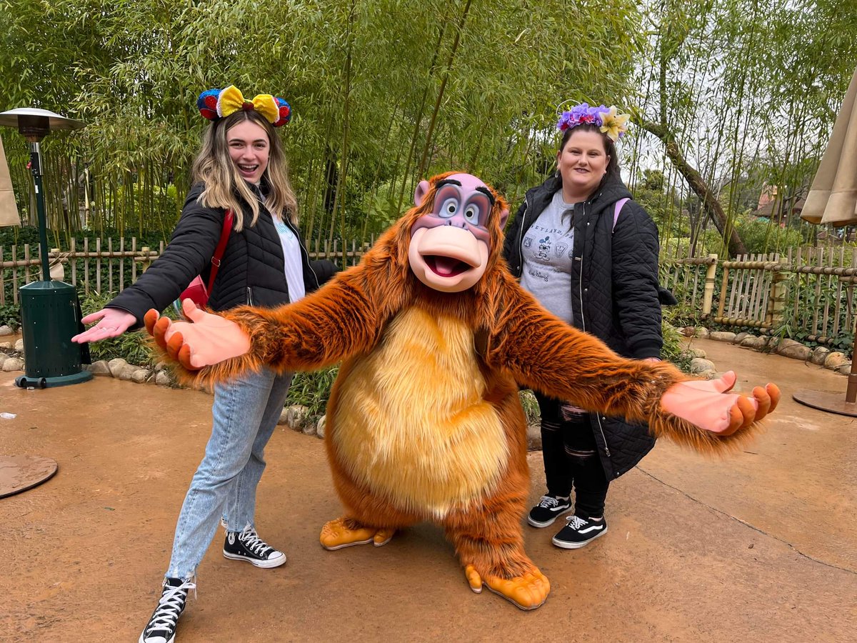 GeorgiaHood9's tweet photo. Happy 21st birthday to one of my best friends! I miss you so much and I can't wait to celebrate in Disney next month! 🎉 https://t.co/Yo0La4S2Xo