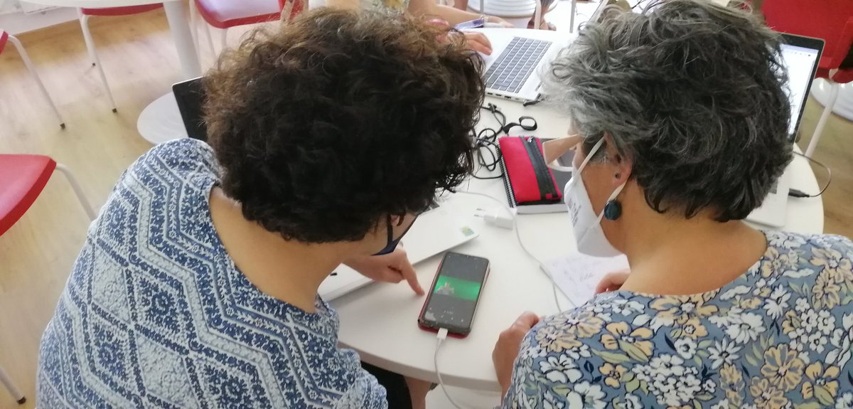 IESCamiloJCela's tweet photo. Ayer última sesión de formación de seminarios de formación para profesores. Metodologías de desarrollo creativo y digital y espacios educativos de futuro en nuestro espacio chroma. Una tarde estupenda!! 
#aCREA #innovacion #STEAM https://t.co/myGOrcMKXn