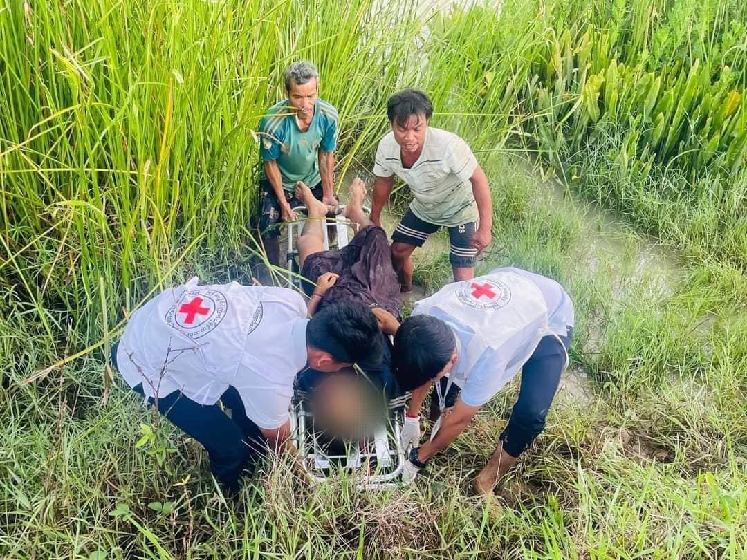 MizzimaNews's tweet photo. လောင်းလုံးတွင် ပြည်ခိုင်ဖြိုးပါတီဝင်တစ်ဦး ရှင်းလင်းခံရ
=============
#Mizzima
#လောင်းလုံးမြို့နယ်
#ပြည်ခိုင်ဖြိုးပါတီဝင်
#ရှင်းလင်းခံရ
#DGRF
#LLPD https://t.co/W237clwjzw