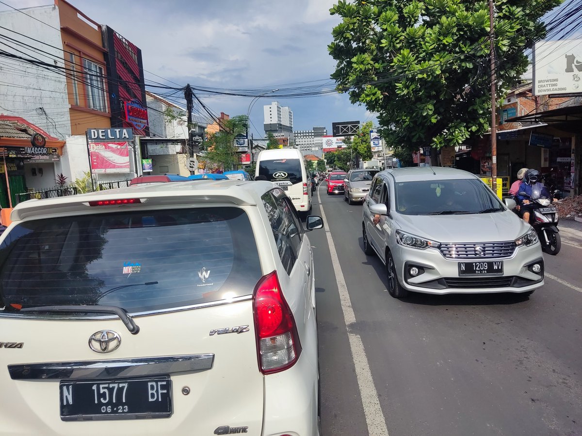 han_setyawan's tweet photo. Kerjomu lapo ae Sam @samsutiaji @PemkotMalang, kuto kok semrawut ngene? Lek gak sanggup mundur wes. cc: @infomalang @yusufgunawan https://t.co/YMojgCI56l
