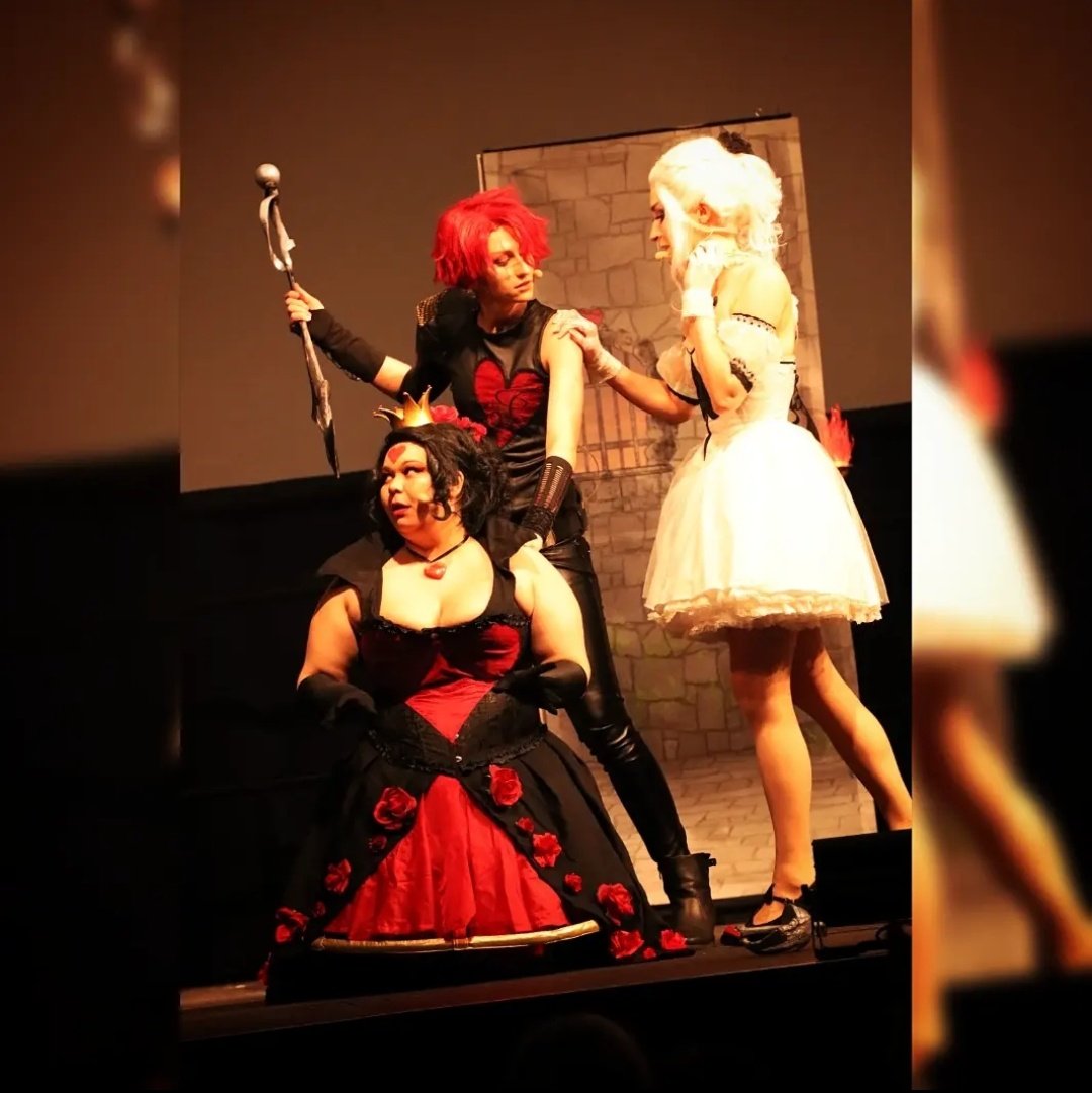 Und schon ist Wochenmitte. 
Wir hoffen ihr seid nicht so genervt von dieser Woche wie die Herz Königin von der Pik Königin. 

Macht euch nen guten Tag! 

Photo by: vaecian_photography @ Instagram

Stück: Alice im Wunderland - Mit Herz und Huhn