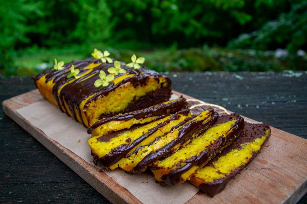yummyveganasian's tweet photo. Classic #vegan Marble Loaf Cake #recipe. Decorated the cake with edible broccoli flowers. #RecipeOfTheDay 

https://t.co/fqvRRh0zb0 #food  #plantbased #photos #blog on #HIVE by @blackberryskunk https://t.co/s43Ky91ssl