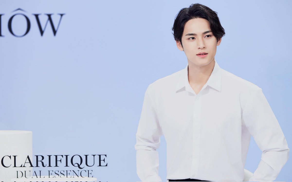 CCT_MINGYU's tweet photo. "A live show with SEVENTEEN Mingyu, who showed a shining presence as a virtual host at the Lancome Clafifique Virtual Pop-up Store."
#LANCOMExMINGYU
#MINGYU #세븐틴 #민규
@pledis_17 https://t.co/IAaiYqGR9W