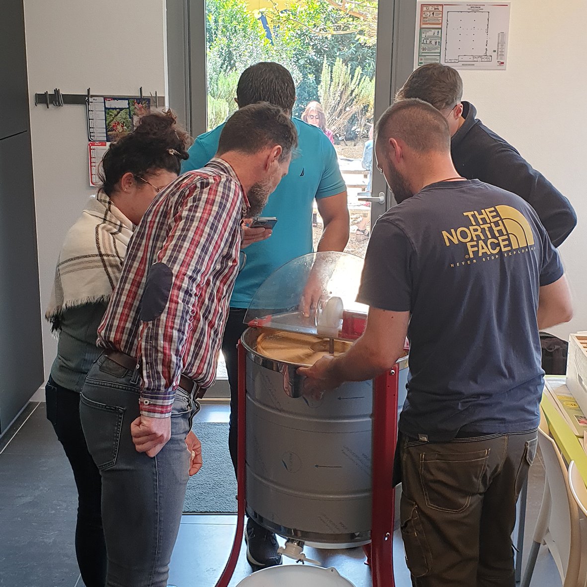 MBPack_fr's tweet photo. 🐝 Bzz bzz bzzz !
🍯 De passage dans l’entreprise, nos salariés ont eu l’opportunité d’accompagner l’apiculteur en charge de la récolte du miel de nos deux ruches.
☀️ Un joli moment convivial partagé tous ensemble !
#mbpack #rse #engagement #écoresponsabilté #entreprise https://t.co/QgFrrvy0bq