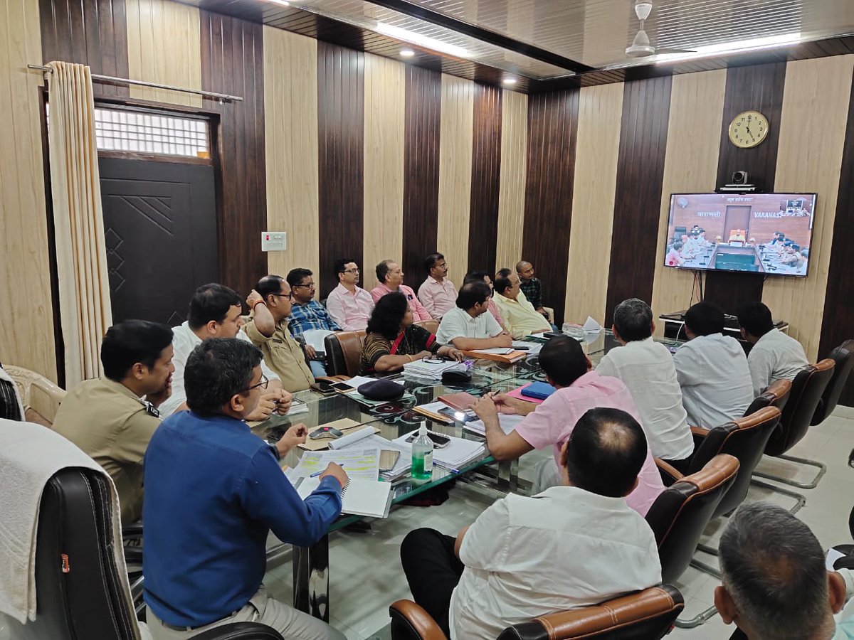 DMjaunpur's tweet photo. दिनांक 13-05-22 को माननीय मुख्यमंत्री योगी आदित्यनाथ जी की अध्यक्षता में वीडियो कॉन्फ्रेंसिंग के माध्यम से विकास प्राथमिकता सम्बंधित मंडलीय समीक्षा बैठक कलेक्ट्रेट परिसर स्थित एनआईसी में संपन्न हुई। @myogiadityanath @UPGovt @CMOfficeUP @InfoDeptUP @ShishirGoUP https://t.co/cC4pUdAV7f