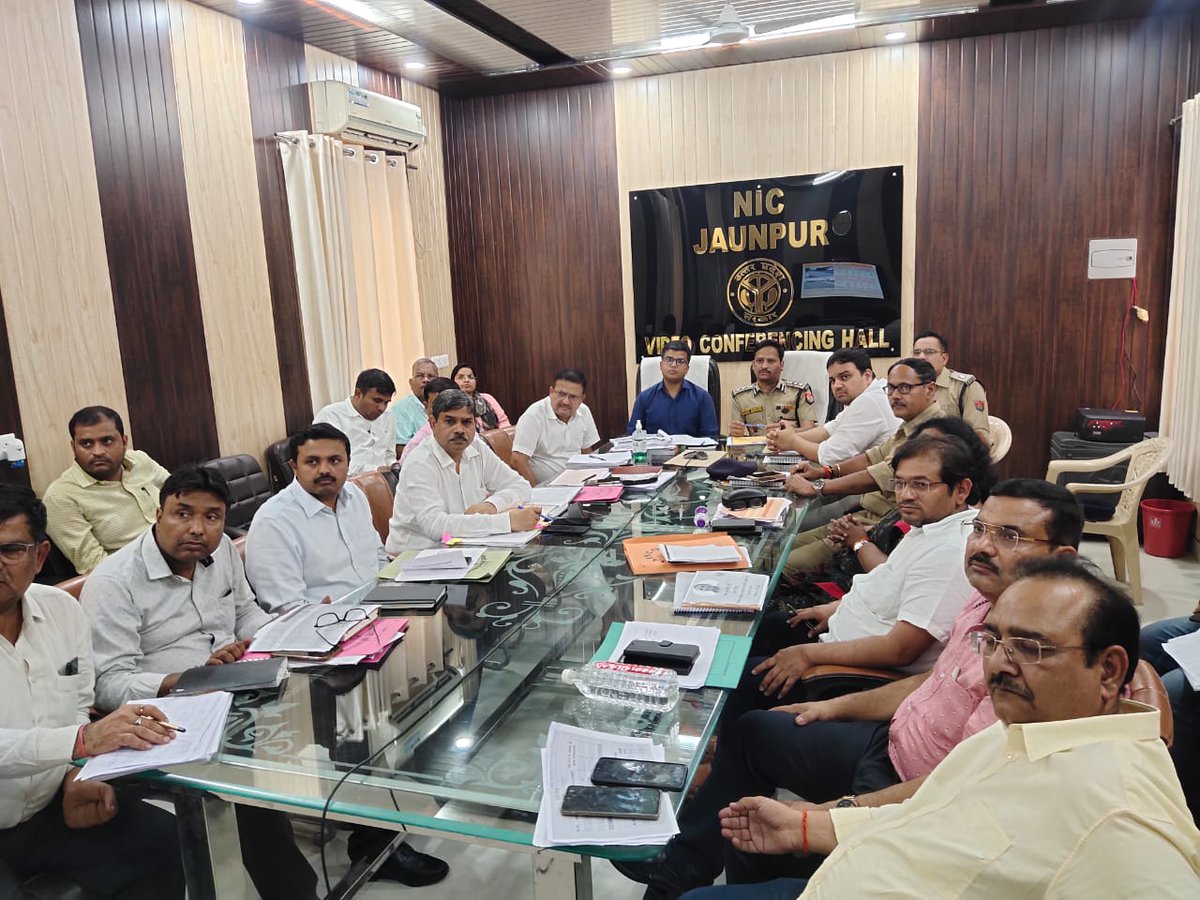 DMjaunpur's tweet photo. दिनांक 13-05-22 को माननीय मुख्यमंत्री योगी आदित्यनाथ जी की अध्यक्षता में वीडियो कॉन्फ्रेंसिंग के माध्यम से विकास प्राथमिकता सम्बंधित मंडलीय समीक्षा बैठक कलेक्ट्रेट परिसर स्थित एनआईसी में संपन्न हुई। @myogiadityanath @UPGovt @CMOfficeUP @InfoDeptUP @ShishirGoUP https://t.co/cC4pUdAV7f
