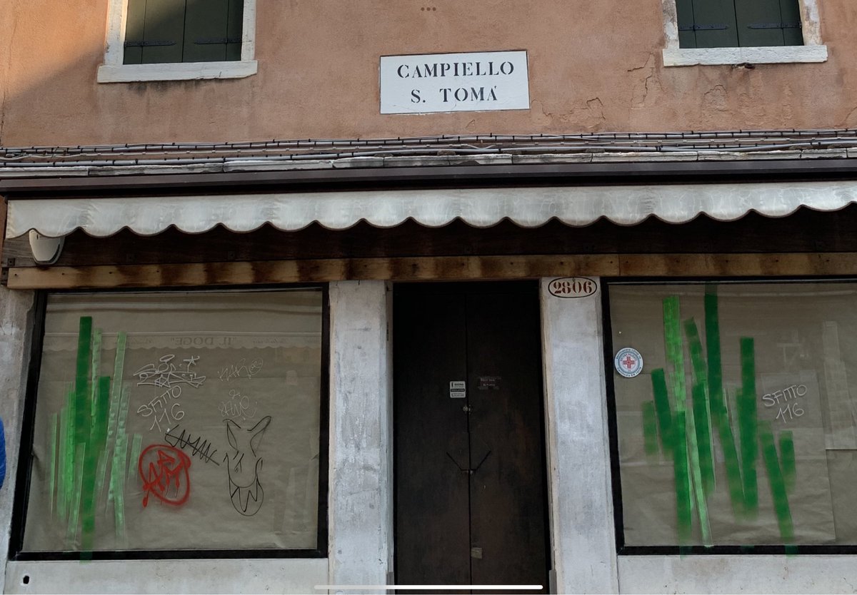 JillKerby's tweet photo. @luisella_romeo @MarcoBorghi_Ve @kunstundreisen @VeniceArtGuide @stmaefzz @monicacesarato @caldervenice @Marisa_venetian @Baroquevenice I couldn’t help noticing in March that so many vacant shops and buildings around San Polo where I stay have been ‘tagged’ multiple times by vandals. Commonplace in Rome (alas) but less so pre-covid, in Venice. #MyRoomWithAView  😠😱 https://t.co/0z9XZWKSMU