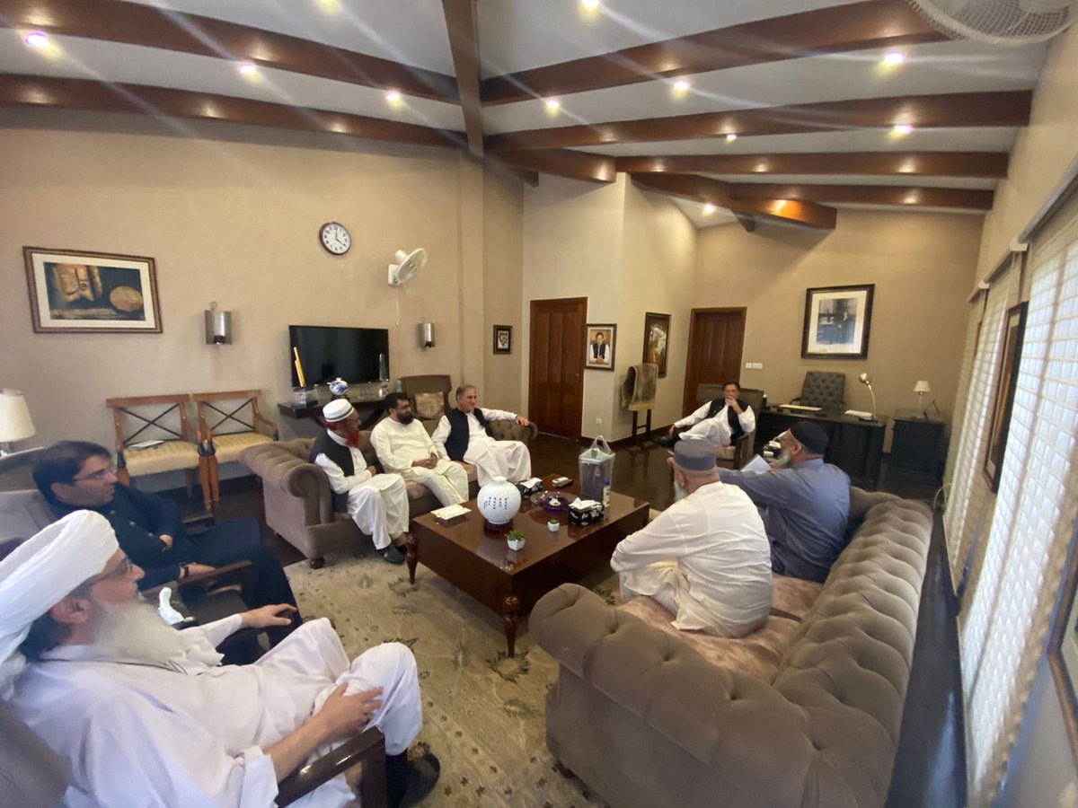 OryaMaqboolJan's tweet photo. ڈاکٹر اسرار احمد کی تنظیم اسلامی کے وفد کی امیر شجاع الدین شیخ کی سربراہی میں عمران خان سے ملا قات ۔ ڈاکٹر اسرار کے صاحبزادے آصف حمید بھی شریک ۔ یہ ہے اصل دینی رویہ ۔ جب مقابلہ اللہ کے واضح دشمن اور وقت کے طاغوت امریکہ سے ہو تو اپنے تمام اختلافات پس پشت اور باطل سے جنگ پہلے https://t.co/G3GyGrTLiP
