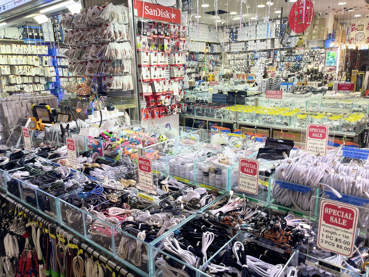 FXism_HongKongK's tweet photo. どうしても出張中は色んな機器が足りなくなったりするのでシンガポールの電脳街まで買い出しに、香港の電脳街よりも広々してて探し物は直ぐに見つけられる
つい話題のシャオミ携帯を買ってしまった…
#SimLimSquare https://t.co/AmWooNL7vO
