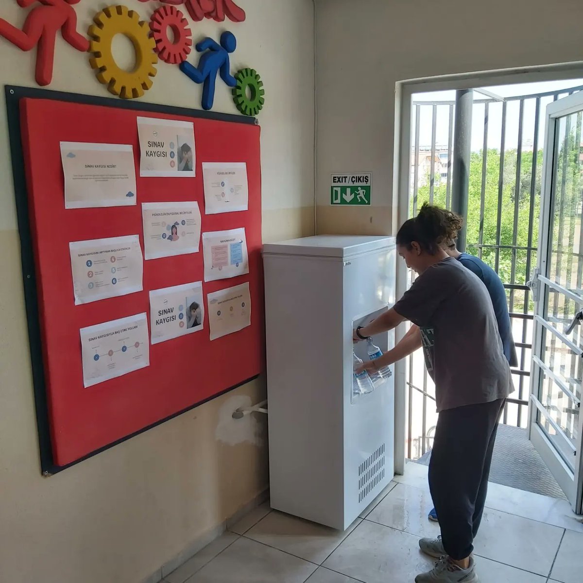 ayd_sehit's tweet photo. Okulumuza su sebili hediye eden Turan  AYDIN Bey'e ve elektrik bağlantısını yapan İklim Elektrik Özkan Bey'e Şehit Nasuh Aydın Ortaokulu ailesi olarak çok teşekkür ederiz. Öğrencilerimiz ve öğretmenlerimiz bu sıcak havalarda buz gibi sularını içiyorlar.@bayramtopcu48 @ersall https://t.co/gFyiEFYM58