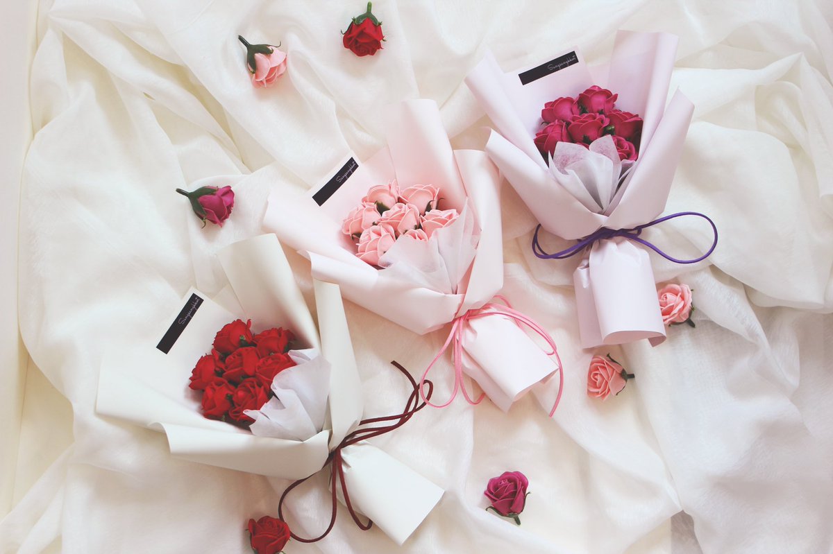 [RT감사합니다]
동글동글, 귀여운 자나장미를 비누꽃다발로 만나보세요!
세련되고 고급스러운 포장은 물론, 착한 가격으로 만나보실 수 있답니다❤️
​
기본 사이즈는 비누꽃 자나장미 7송이로 충분히 예쁘게 만나보실 수 있으나, 좀 더 사랑스러움을 원하실 땐 프리저브드 안개꽃 추가가 가능합니다 :)