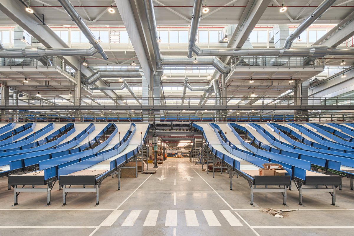 Cuando en un proyecto se coordinan al milímetro las instalaciones con la arquitectura y el proceso, el resultado es espectacular. Un buen ejemplo de ello es nuestro proyecto Rampa 7 para <a href="/Correos/">Correos</a> del que se acaba de finalizar obra civil e instalaciones.

 Imágenes: Javier Bravo