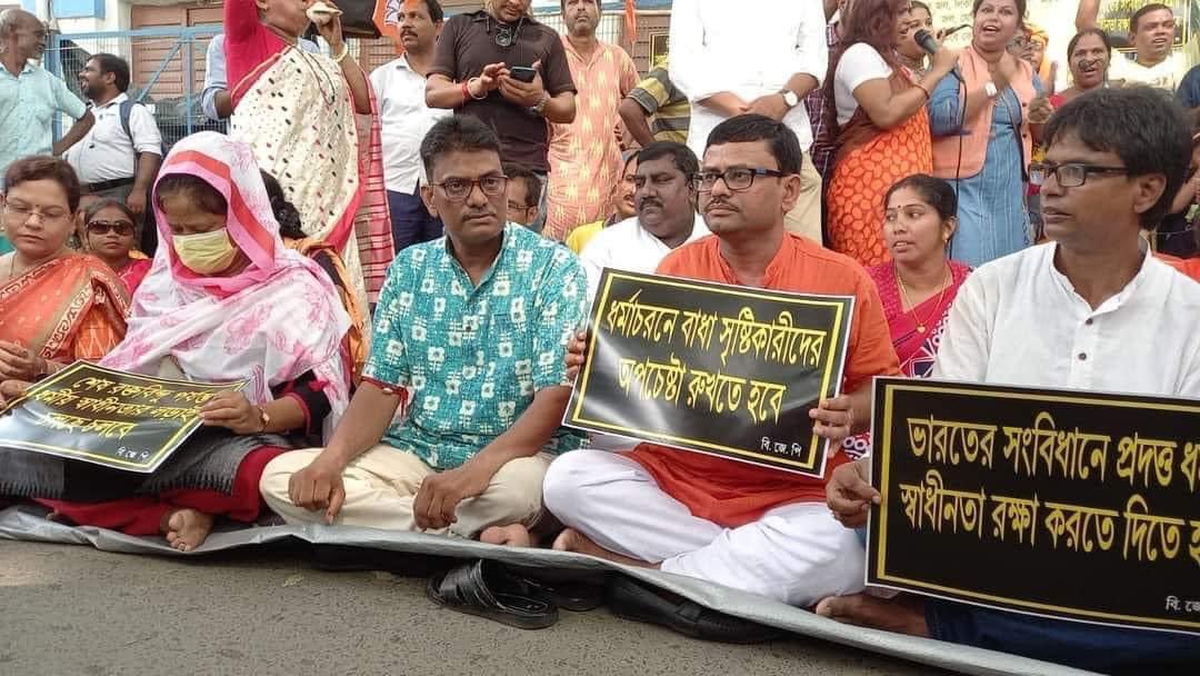 SaroopCKol's tweet photo. @HarishK04131926 @JasBJP @me_sourish_ @Amitava_BJP @annodomin1 @iam_Anjann @TridibM22 @Rita_efs @NJBong @bidishapsgs @IamBivashHalder @DrMohanBhagwat @Ankitbjpvns @TajinderBagga @Priyankabjym @snath_26 @Mrinmoy55326573 @DrUjjalMajumde2 @KishoreKar @dr_pb_thinks @Pritidipta123 @BadalGhosh33 @SOMAPYNE1 @BJPKaryakarta2 ভারতবর্ষে সনাতনীরা সংখ্যাগরিষ্ট সম্প্রদায়ের হওয়া সত্বেও সেই সম্প্রদায়ের মানুষকে বর্তমানে এই রাজ্যের অন্তর্গত মুর্শিদাবাদ জেলায় নিজের ধর্ম পালনের জন্য ধর্নায় বসতে এবং জেলা পুলিশ সুপারের কাছে ডেপুটেশন দিতে হচ্ছে-সবাই একটু গভীরভাবে চিন্তা করে দেখুন কি ভয়ঙ্কর পরিস্থিতি চলছে.. https://t.co/F8H35bXhtI
