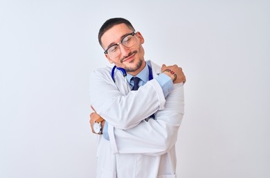 Sistemi ayakta tutmaya çalışan, her türlü olumsuzluğa rağmen kamudan ayrılmayan hekim büyüklerimin ellerinden, küçüklerimin gözlerinden öpüyorum. Hâlâ ayrılmamış olan kendimi de öpüyorum. Canım kendim. #SağlıkÇöktüDoktorGöçtü