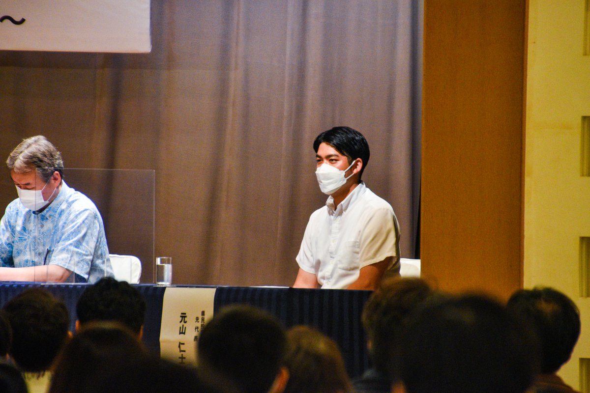 oogesatarou's tweet photo. 元山仁士郎ハンスト追跡7日目
羽田ー那覇ー講演会ー復帰式典前
移動と警察の規制で、彼はとても消耗したように見えた。
彼の目の前を岸田首相の車両は猛スピードで逃げるように走り去った。
#復帰50年 埋まらない沖縄と日本の距離を彼は体を張って訴えかけていた。
#沖縄
#HungryforReversion https://t.co/ShmbpSo3pl