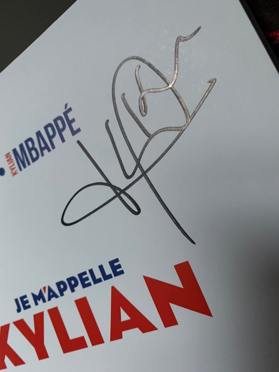 Farodessinateur's tweet image. #Cadeau Pour fêter son titre de meilleur joueur de ligue1, je fais gagner un exemplaire de la BD que j'ai réalisé avec Kylian Mbappé "Je m'appelle Kylian". Importantissime : LA BD SERA DEDICACEE PAR KYLIAN LUI-MÊME ! Pour participer RT &amp;amp; FOLLOW Tirage au sort le 1er juin 🎁👍