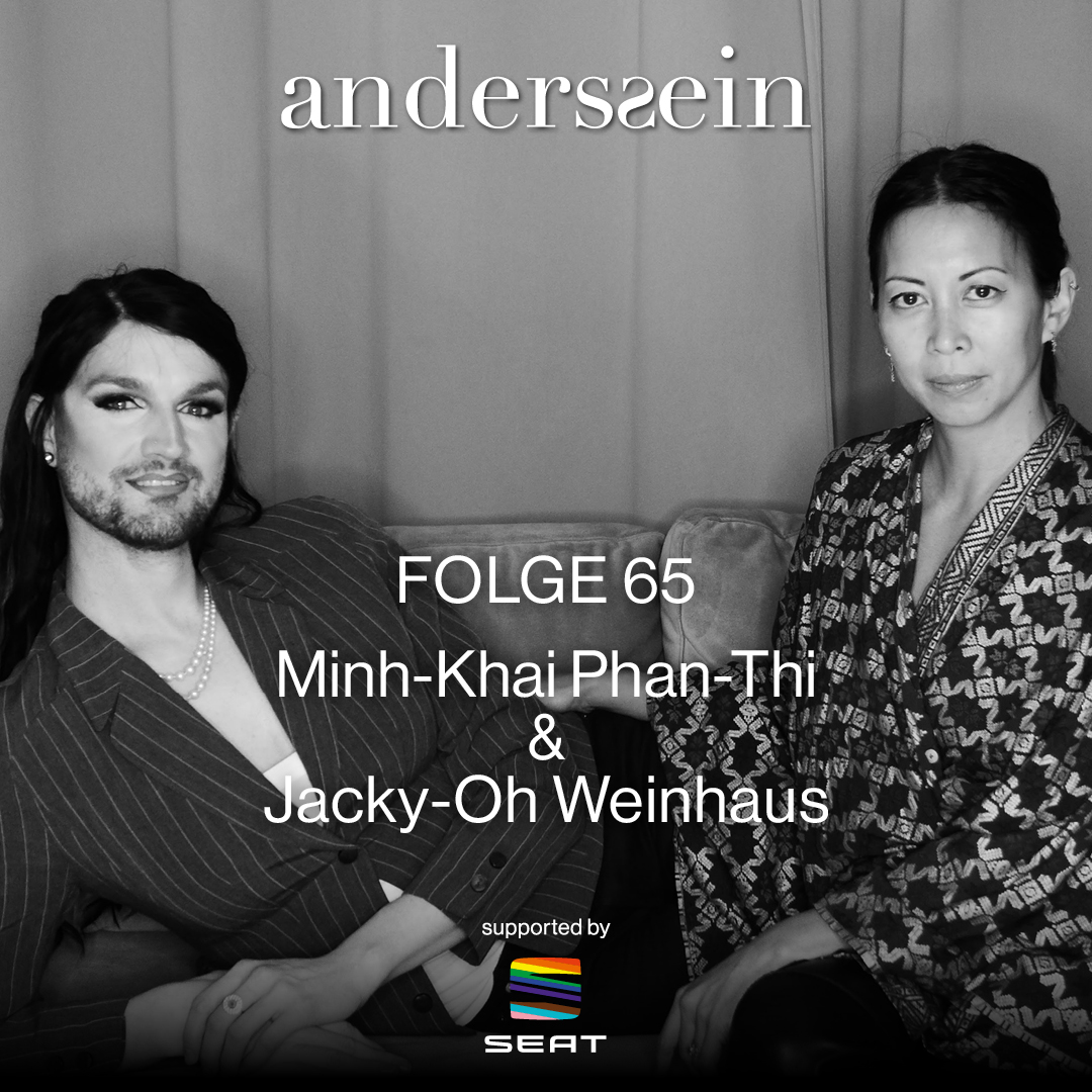 Durch die Begegnung mit Travestiekünstlerin Jurassica Parka kam Jacky Oh-Weinhaus zur Travestie. Wie sie auf den Namen kam und warum ihre Eltern sie noch nie live in Frauenkleidern gesehen haben, erfahrt ihr in der neuesten Folge des #anderssein Podcasts. #podcast #neuefolge