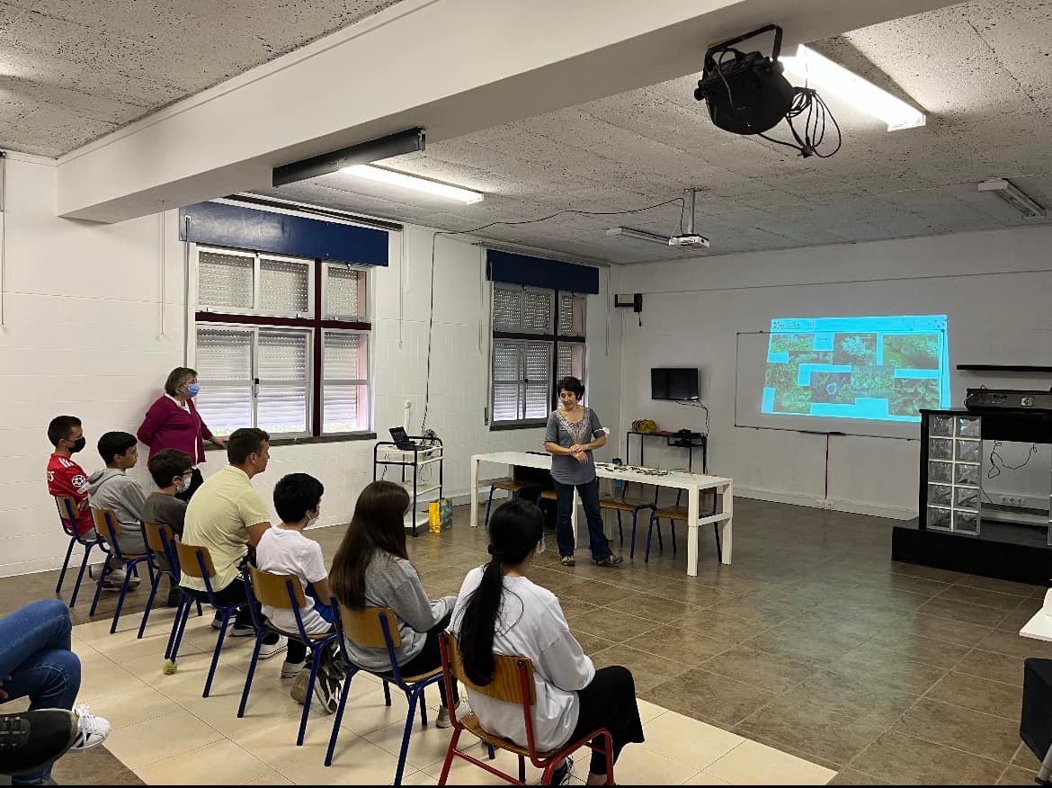 SLichenologica's tweet photo. It was really nice for @MunziSilvana to visit the "Escola Básica Integrada de Abrigada", Portugal, to talk about #lichens and #symbiosis with almost a hundred students!
#school #scicomm #sciencecommunication #scienceatschool #clubecienciaviva https://t.co/6uhxeIlI62