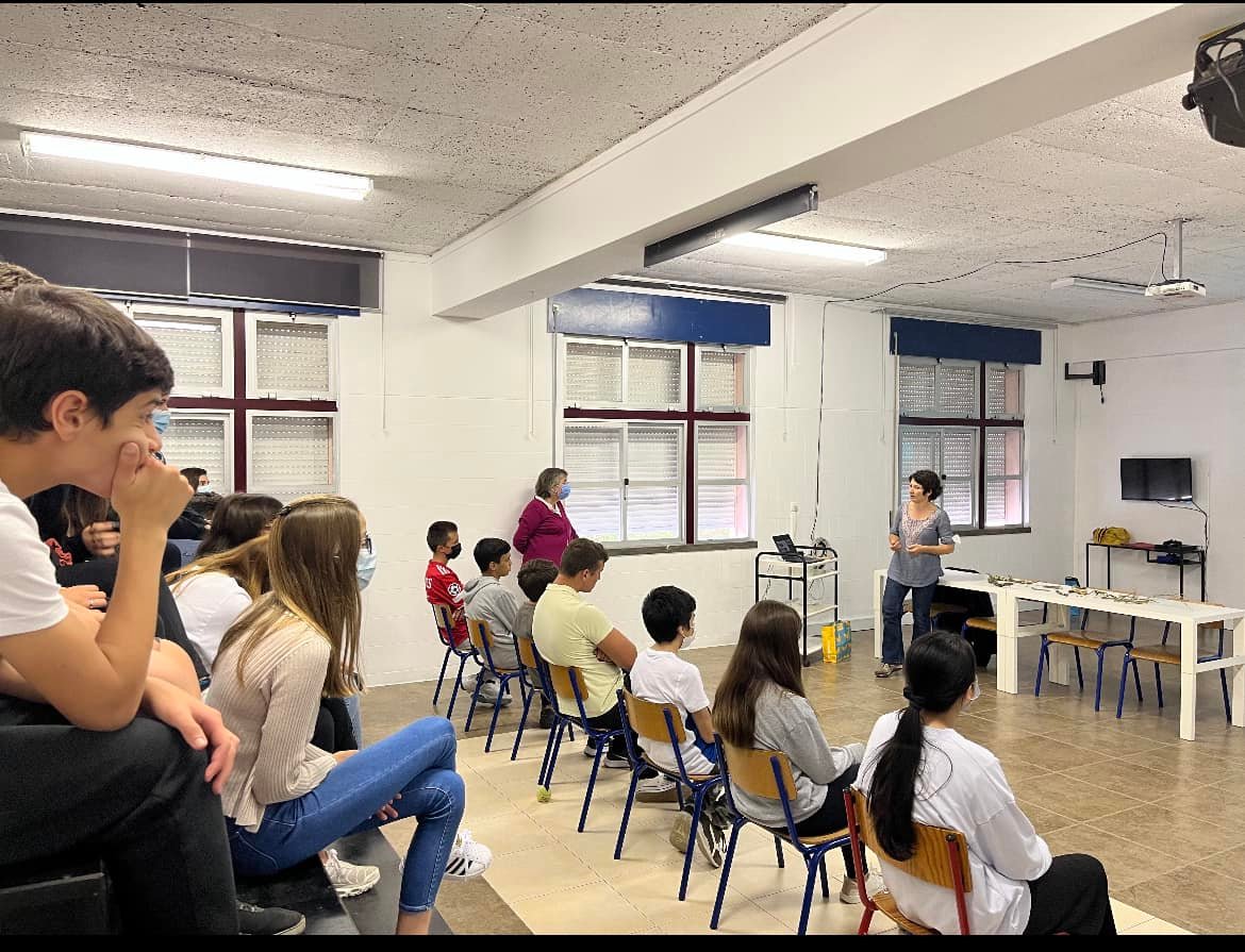SLichenologica's tweet photo. It was really nice for @MunziSilvana to visit the "Escola Básica Integrada de Abrigada", Portugal, to talk about #lichens and #symbiosis with almost a hundred students!
#school #scicomm #sciencecommunication #scienceatschool #clubecienciaviva https://t.co/6uhxeIlI62