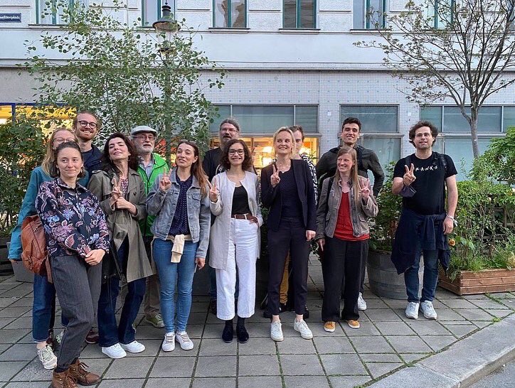 Asma Rharmaoui-Claquin et sa suppléante Mathilde Oliver, entourées de militant•e•s et sympathisant•e•s NUPES, à Vienne.