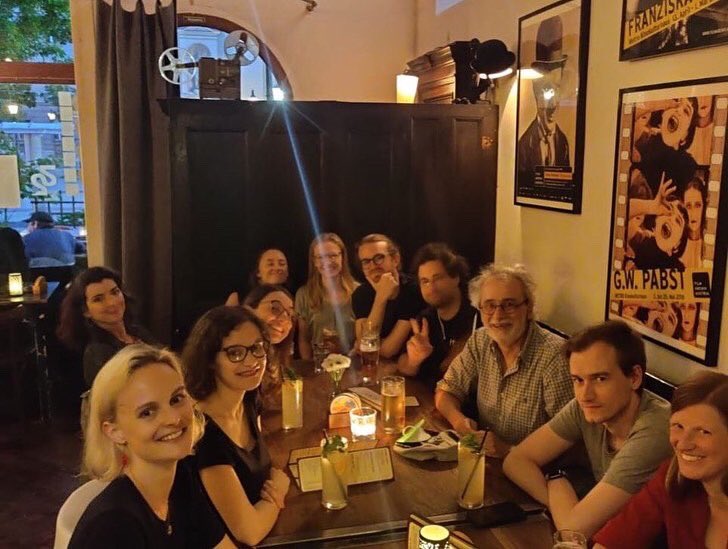 Asma Rharmaoui-Claquin et Mathilde Ollivier à Vienne, dans un restaurant avec des militant•e•s et sympathisant•e•s NUPES.