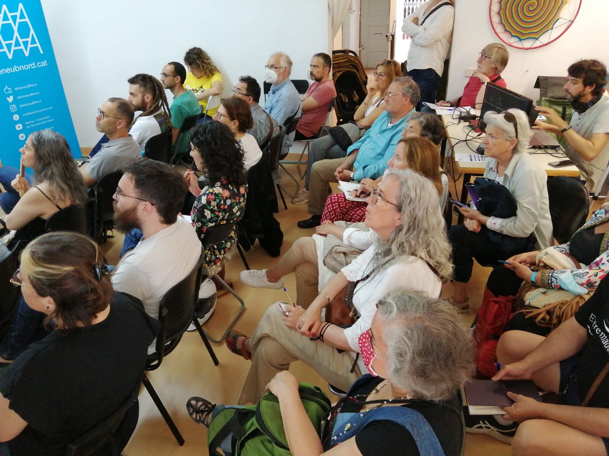 CaliuHab's tweet photo. Ahir la sala de l'@avcentrebdn va quedar petita! Més de 50 persones van venir a la nostra presentació. El que demostra que l'#HabitatgeCooperatiu provoca interés i té molt de futur a #Badalona! https://t.co/LREIgLQnnn
