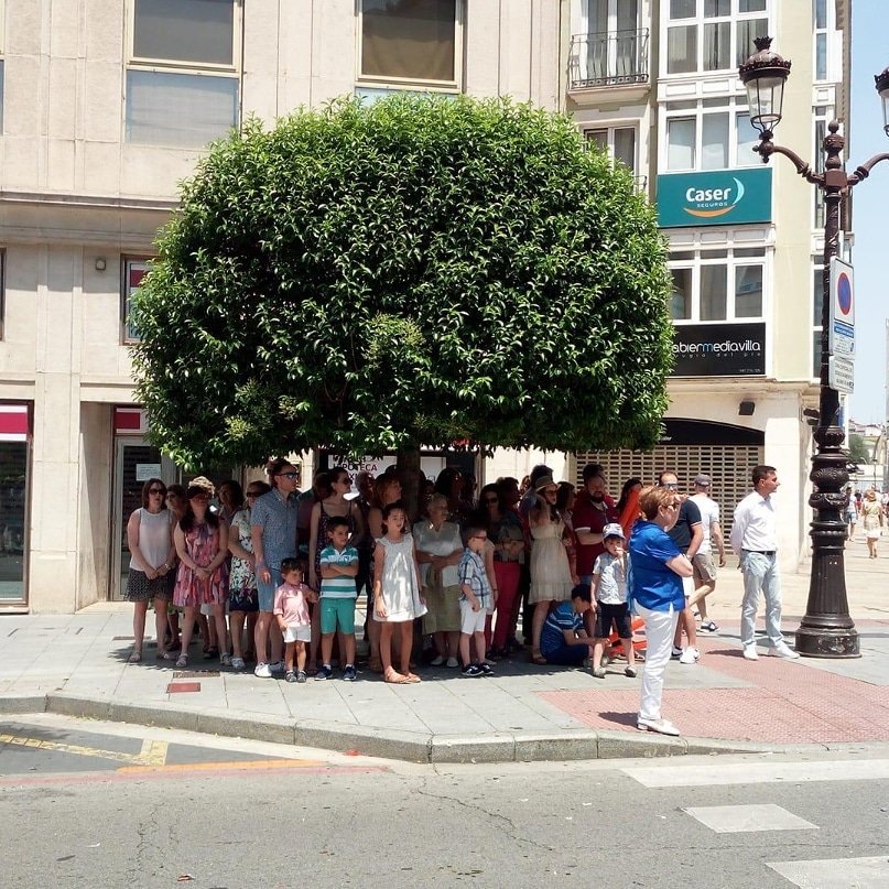 Plantando árboles hoy llegaríamos a protegernos de las olas de calor de la próxima década. Renaturalizar la ciudad tiene que ver con ligar justicia ambiental y calidad de vida. Ni un alcorque vacío!!!