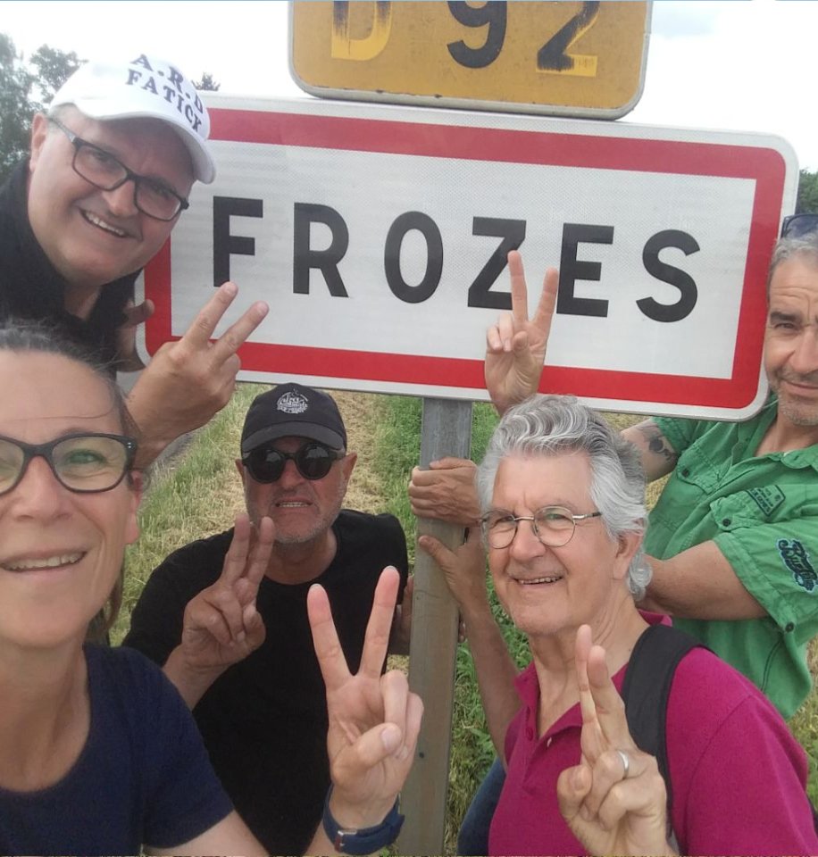 NUPesVienneCir2's tweet photo. Nos équipes de choques dans toutes les communes de la circo2 pendant toute la campagne des #législatives! ✊
Bonjour de #Chalandray, #Frozes et #Benassay les militant·es, @SoumailleV et @Leveque_A sont partout, n'hésitez pas à venir discuter d'un avenir en commun. https://t.co/lixDRvk1N5